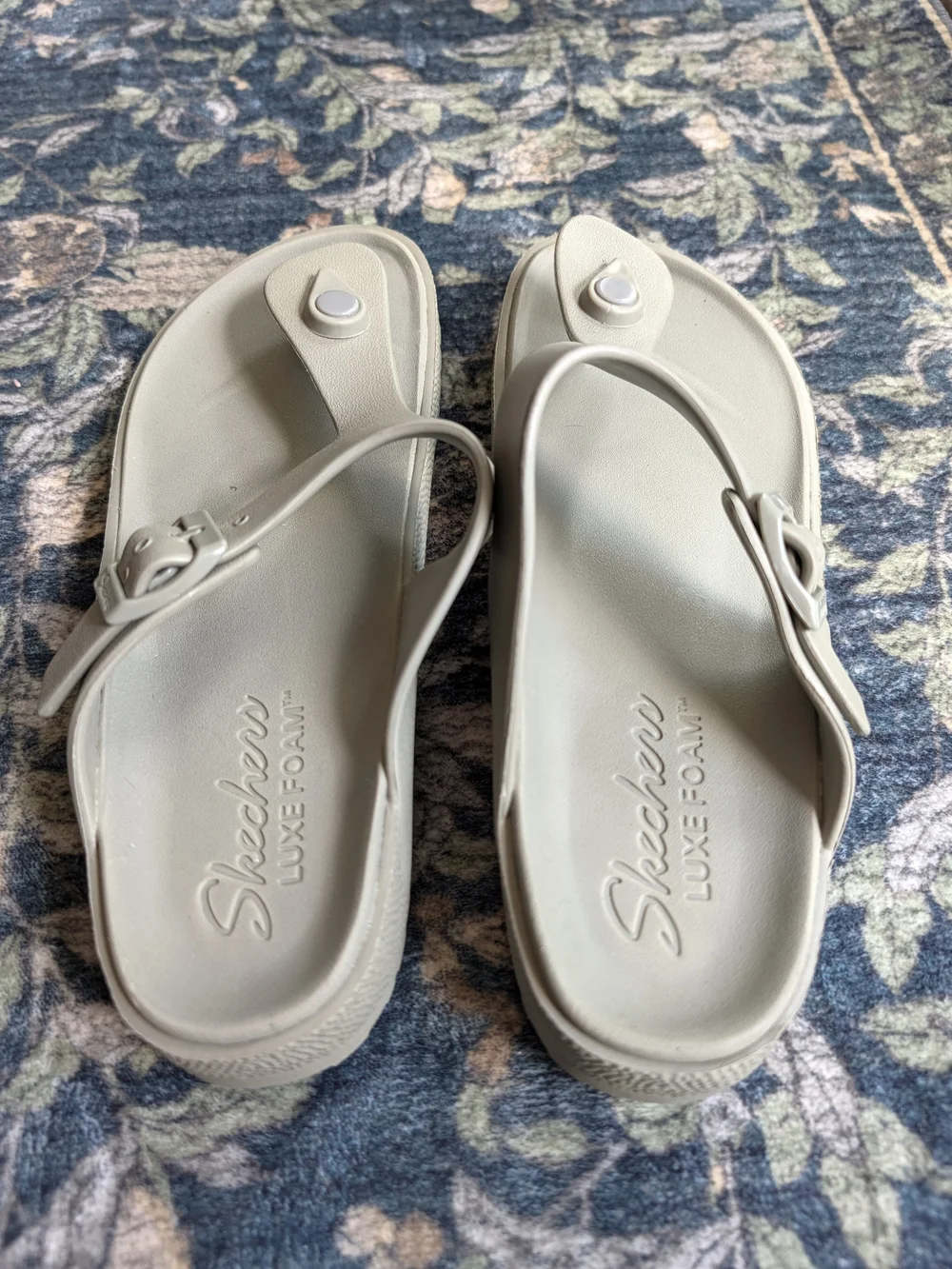 Skechers Women's Luxe Foam Gray/Green Thong Sandals